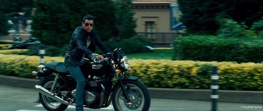 Марио Касас на мотоцикле