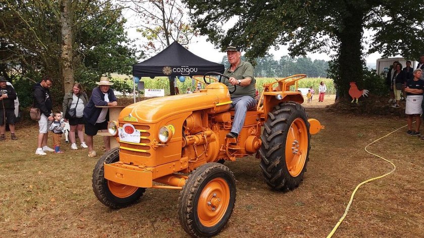 Оранжевый трактор