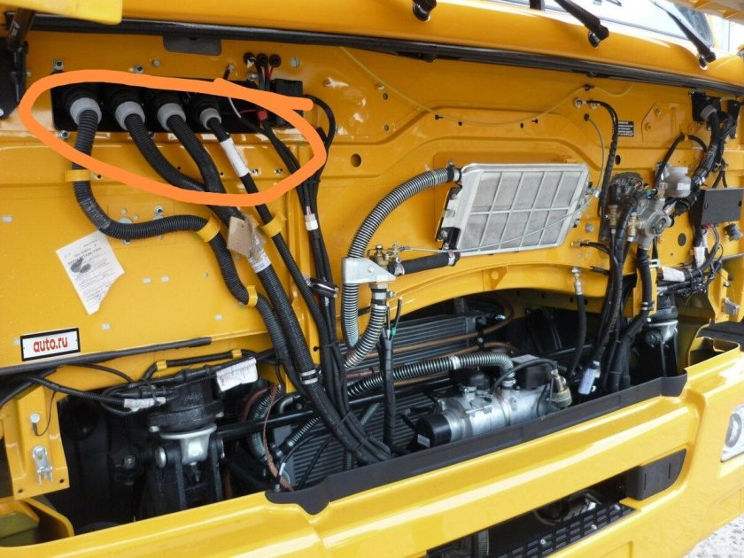 Подкапотное пространство КАМАЗ 6520