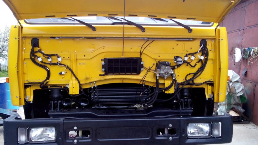 Подкапотное пространство КАМАЗ 6520