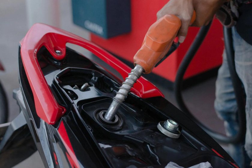 Заправляют мотоцикл