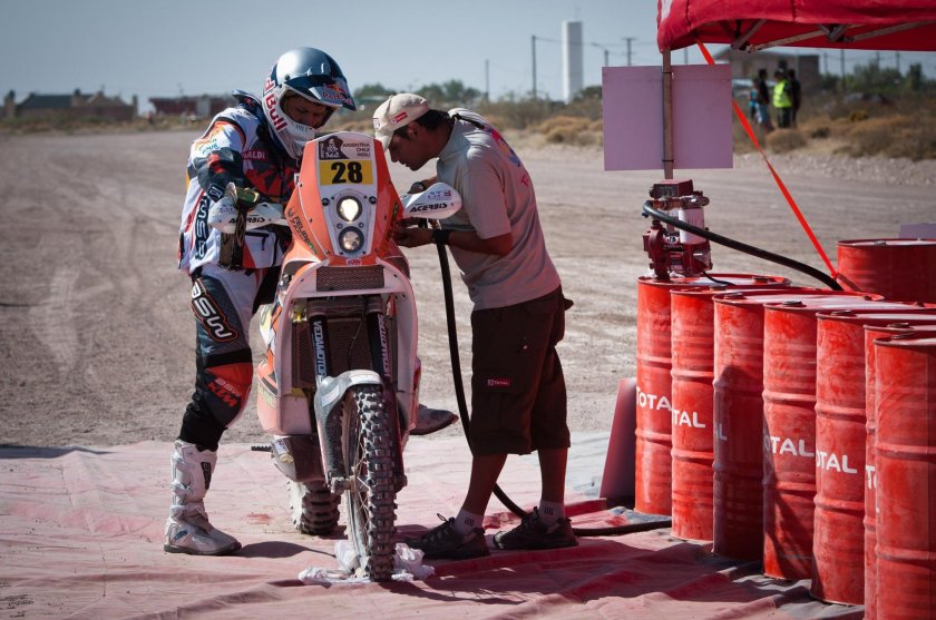 Байк на заправке