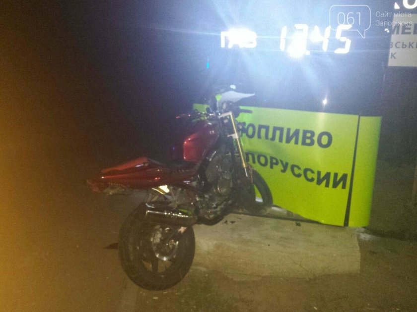 Мотоцикл ночью на заправке