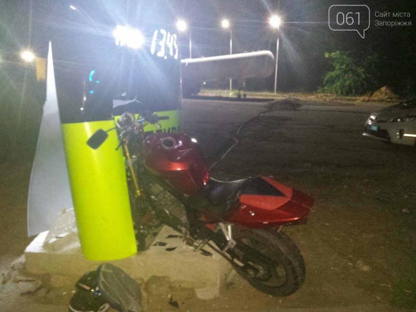 Мотоцикл ночью на заправке