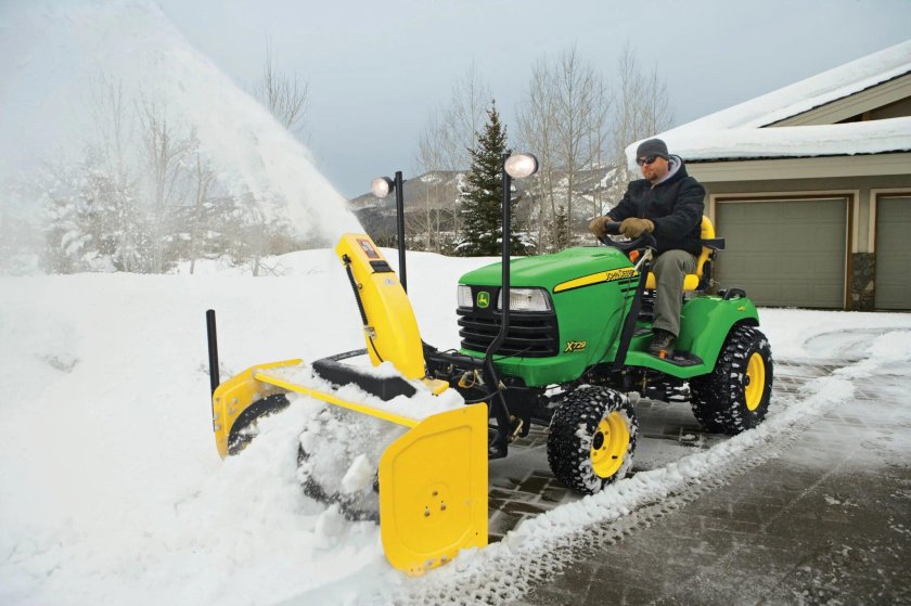 Трактор Джон Дир для уборки снега