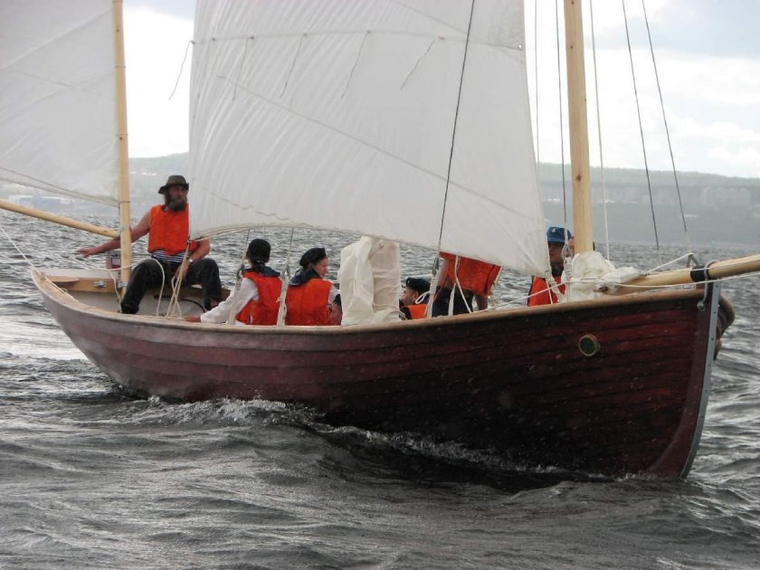 14-Весельный гребной катер