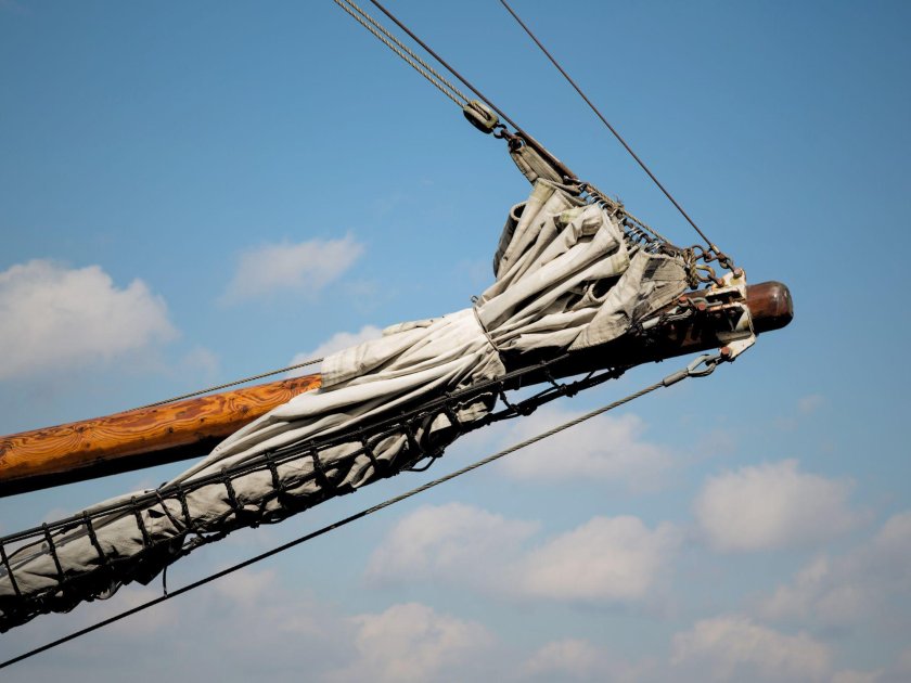 Привязать мачту к бушприту