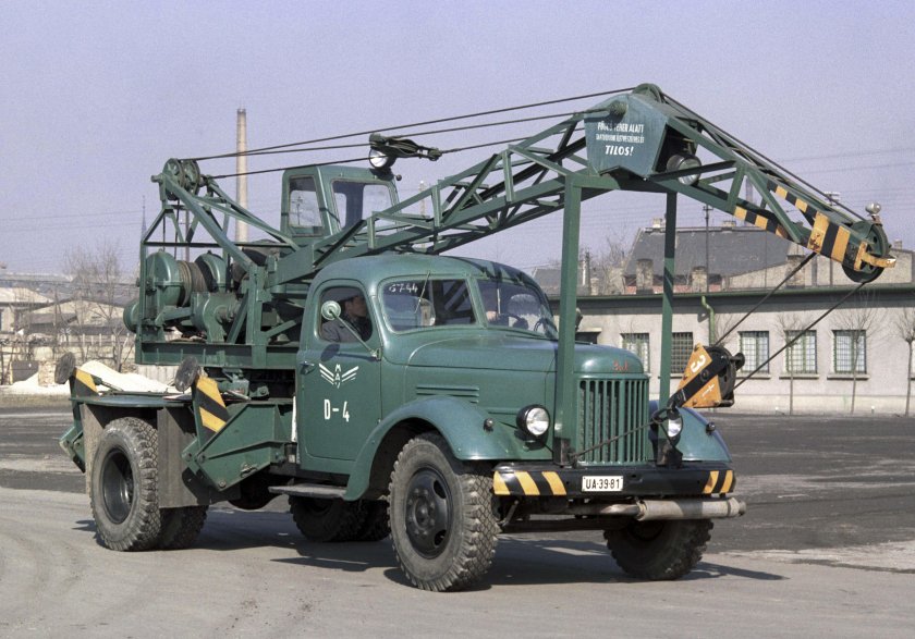 ЗИЛ 164 автокран ЛАЗ 690