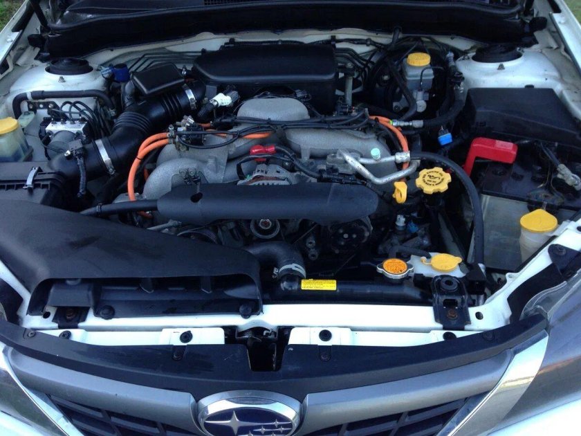 Моторный отсек в Субару Импреза 2008