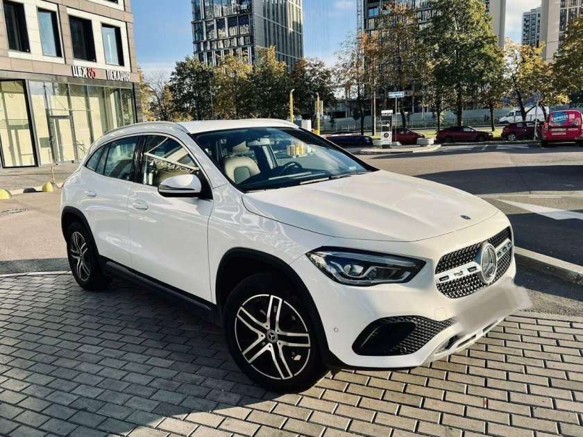 White Mercedes GLA 300 White inside
