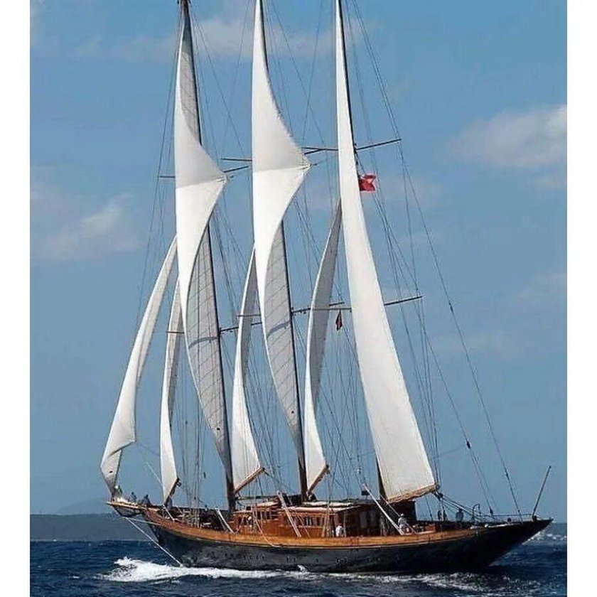 Парусная яхта шхуна