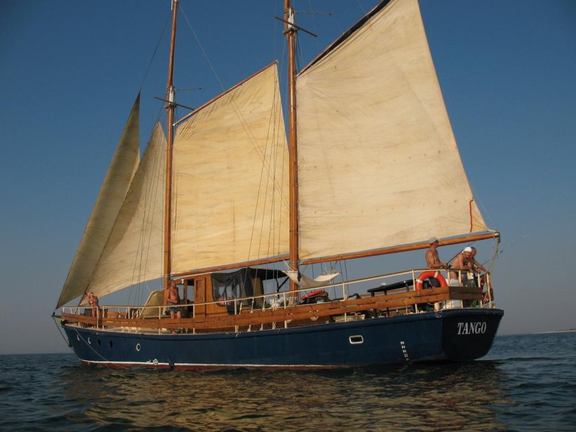 Двухмачтовая парусно-моторная шхуна «Надежда»