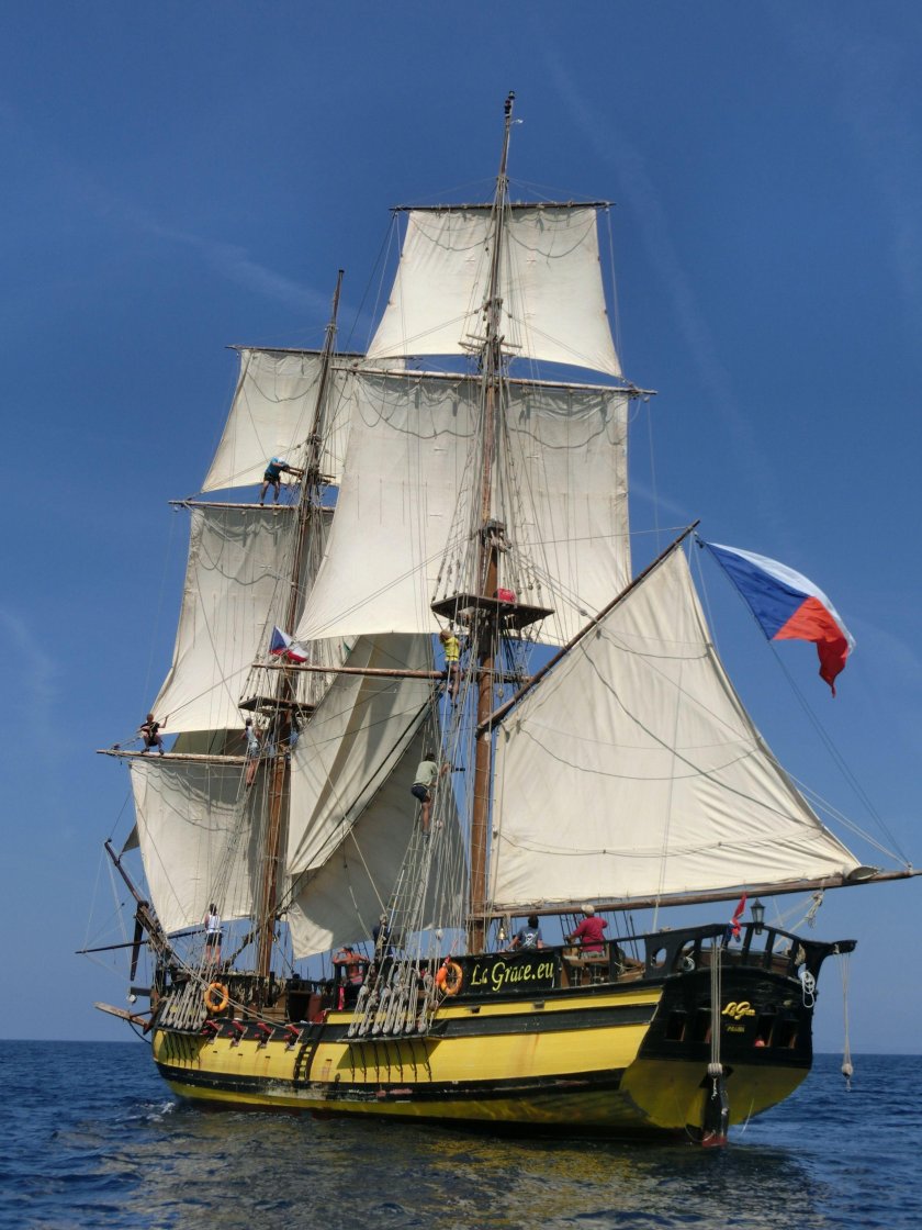 Двухмачтовый парусник