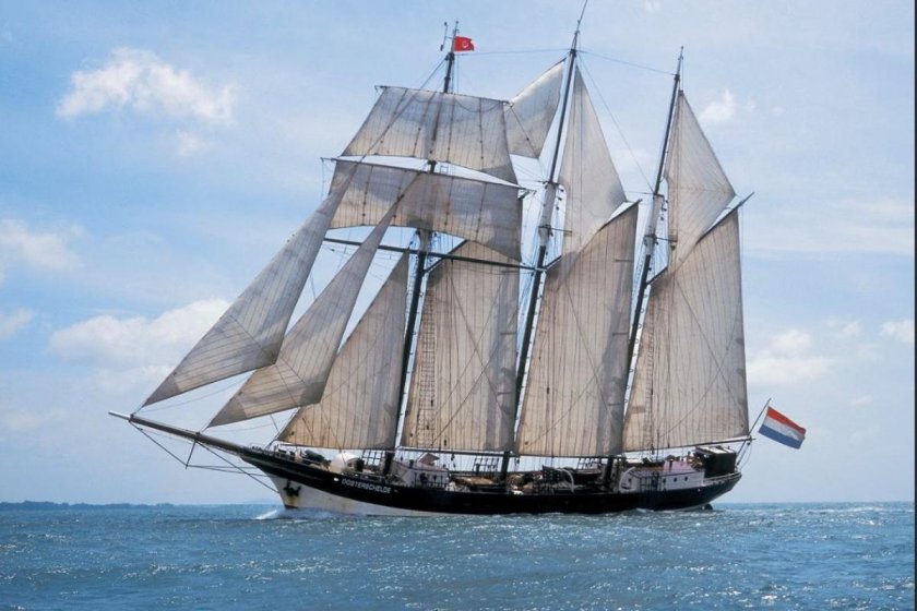 Брамсельная шхуна