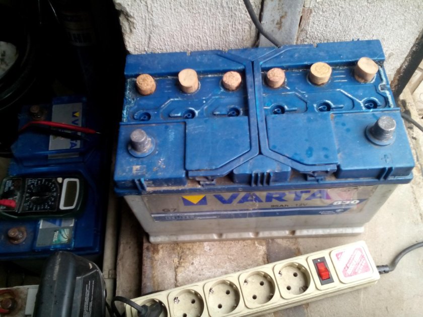 Вскрываем необслуживаемый аккумулятор варта