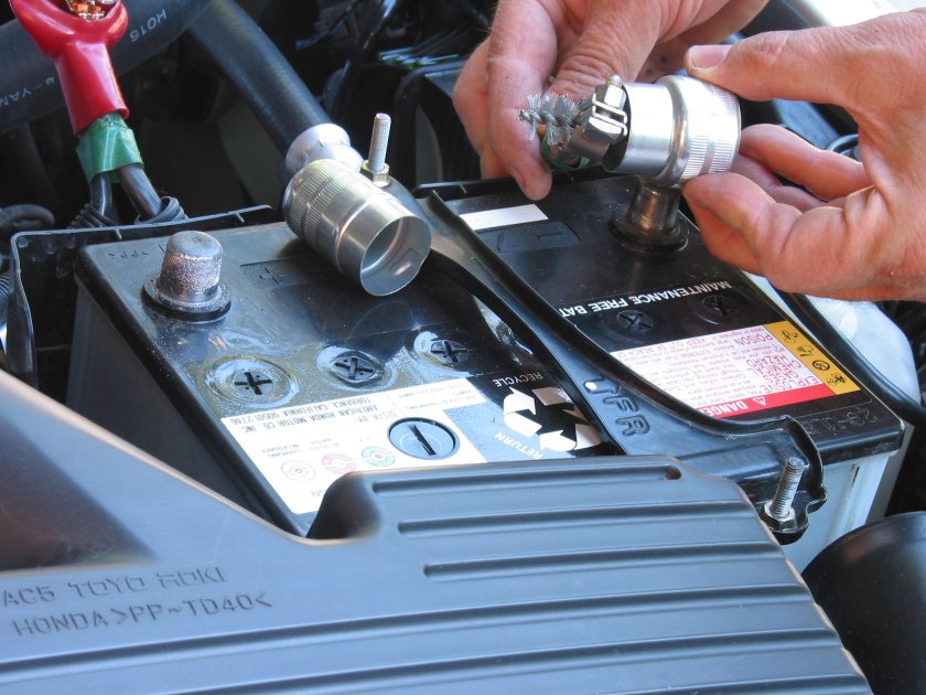 Аккумулятор автомобильный обслуживаемый