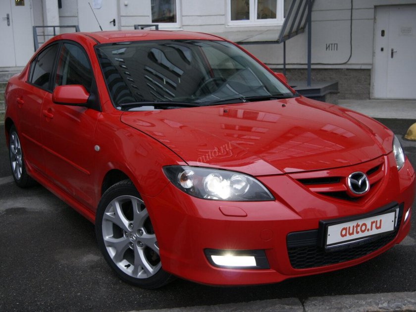 Мазда 3 красная седан