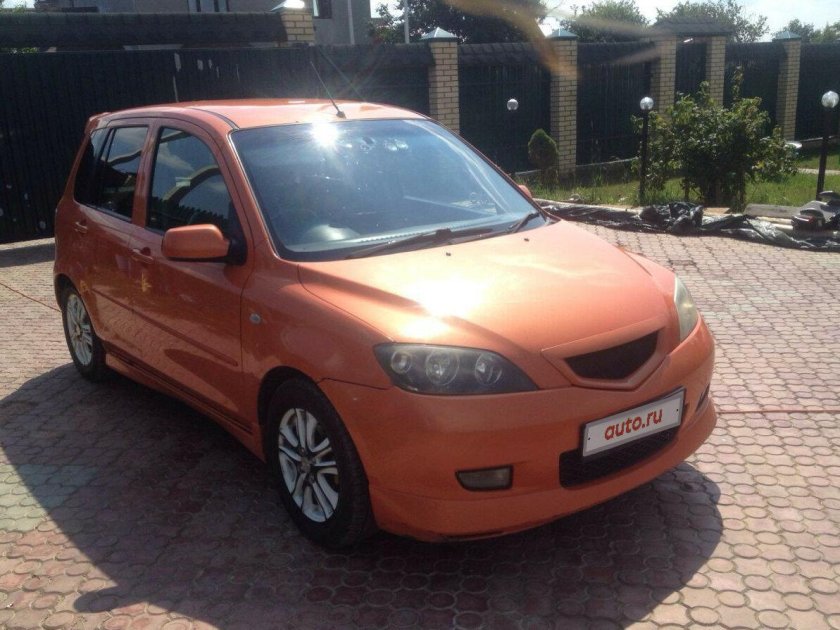 Мазда Демио оранжевая