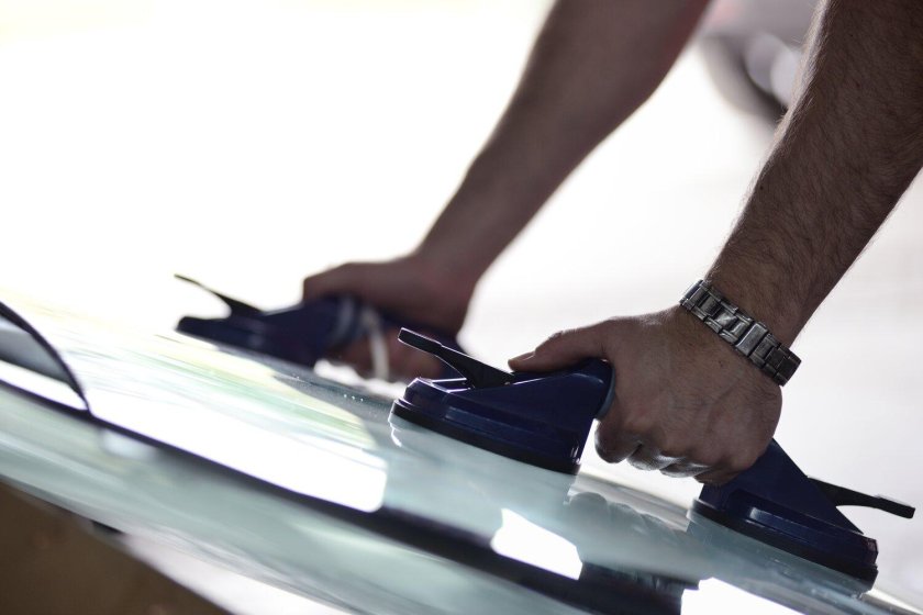 Монтаж лобового стекла