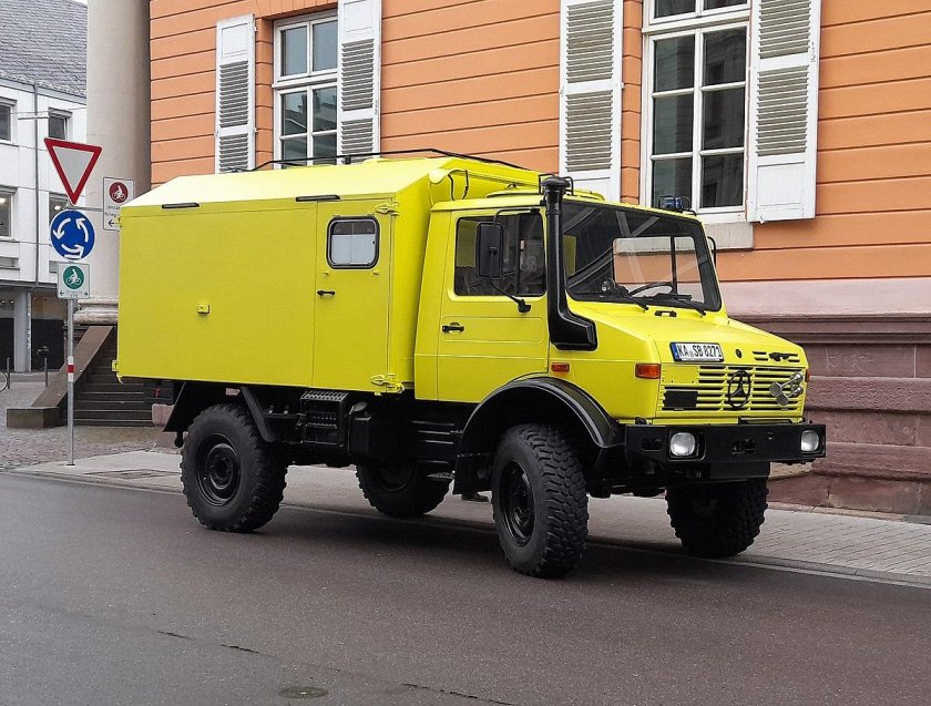 Желтый Unimog