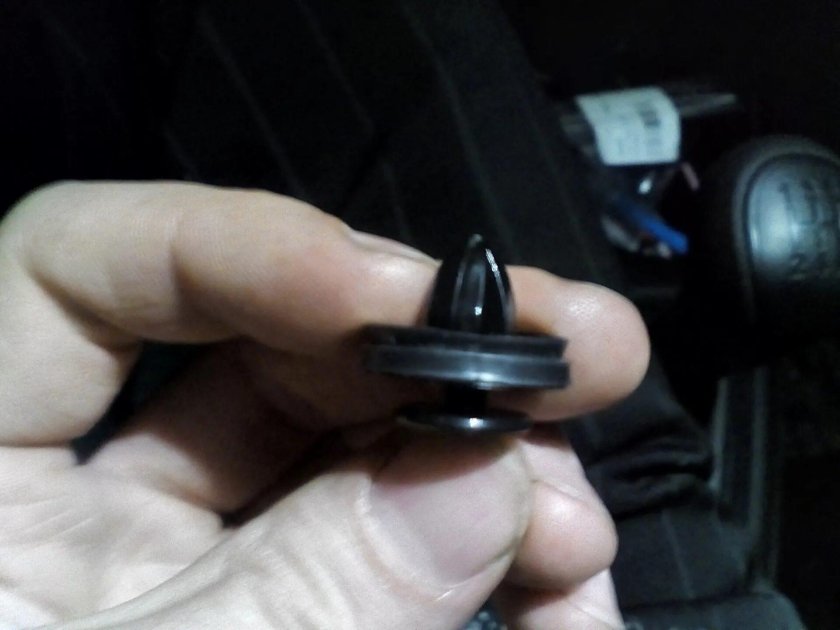 Пистон обшивки багажника 2190