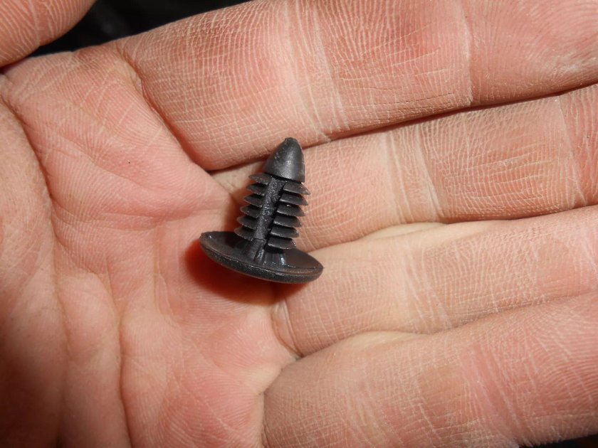 Пистон, клипса багажника Рено Меган 2