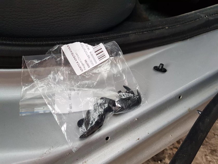 Клипса уплотнителя двери Пежо 307