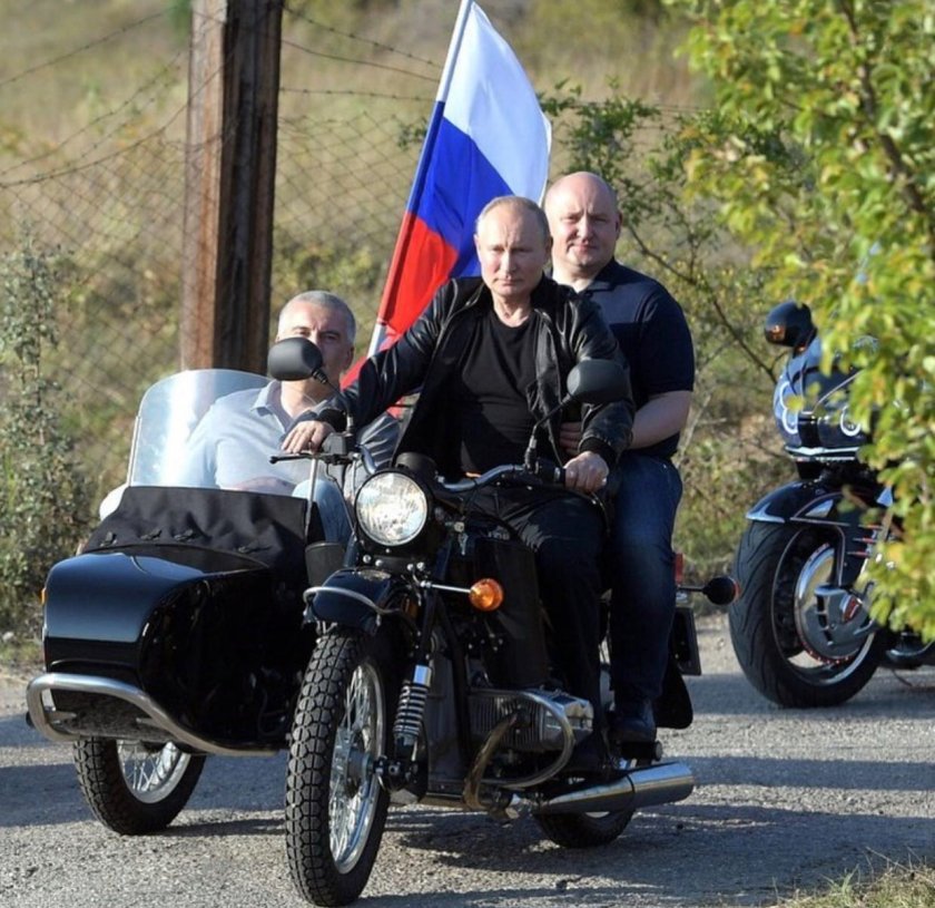 Владимир Владимирович Путин на мотоцикле