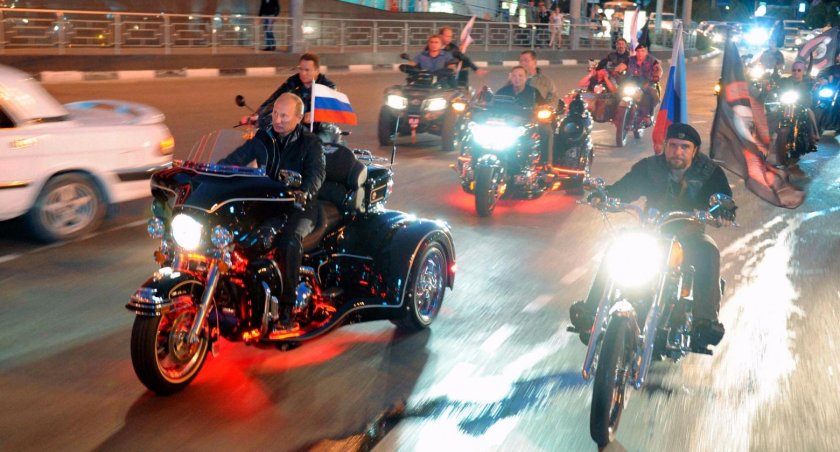 Путин на байке с ночными волками