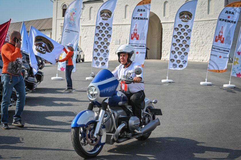 Байкер на мотоцикле