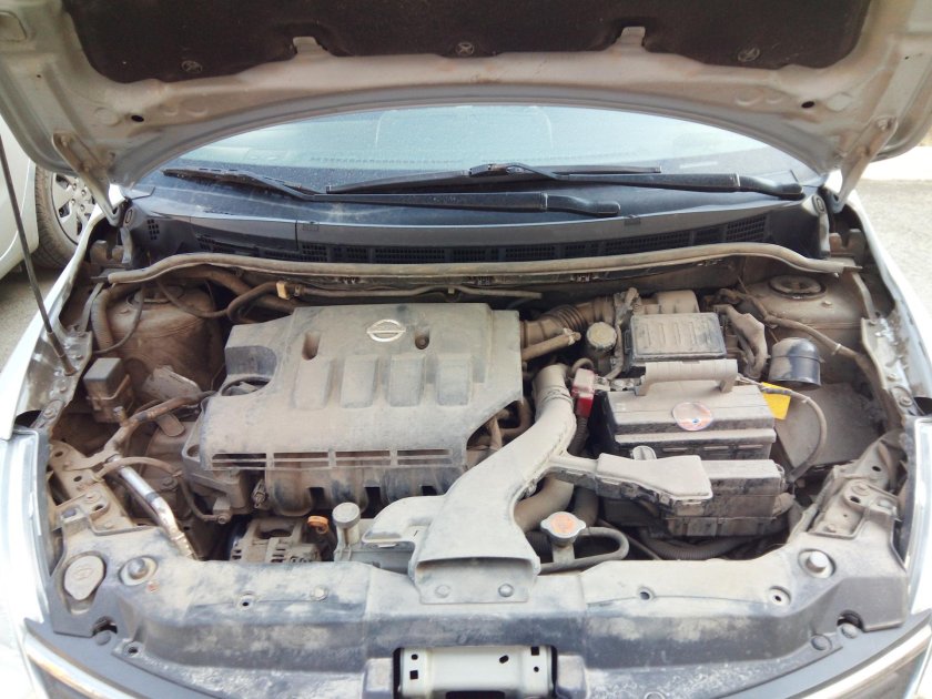 Ниссан Тиида 2008 под капотом