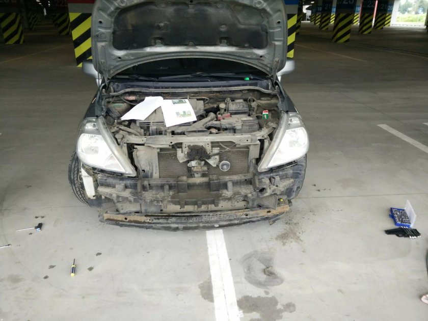 Подкапотное пространство Ниссан Тиида