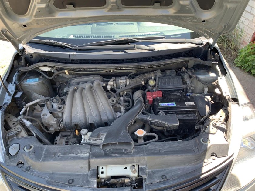 Подкапотное пространство Ниссан Тиида