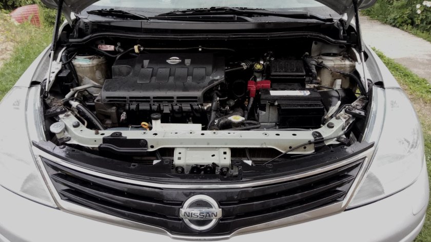 Ниссан Тиида 2008 моторный отсек