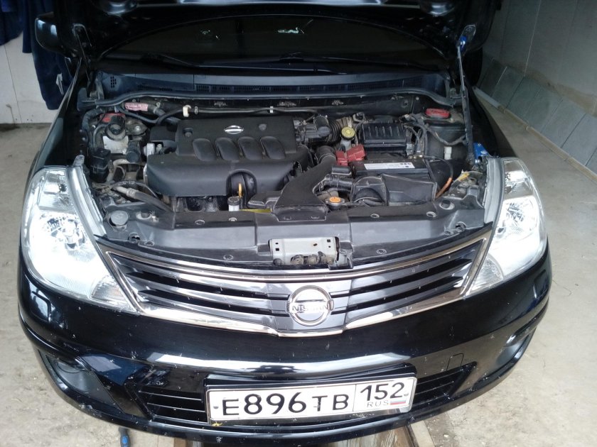 Ниссан Тиида 2008 моторный отсек