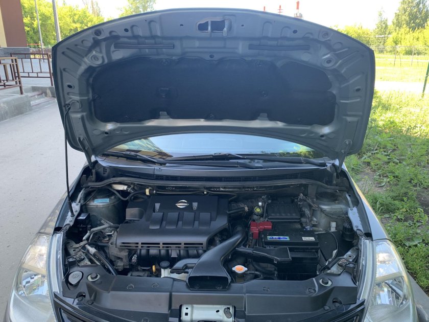 Подкапотное пространство Nissan Tiida