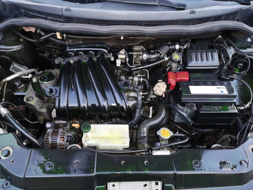 Подкапотное пространство Ниссан Тиида