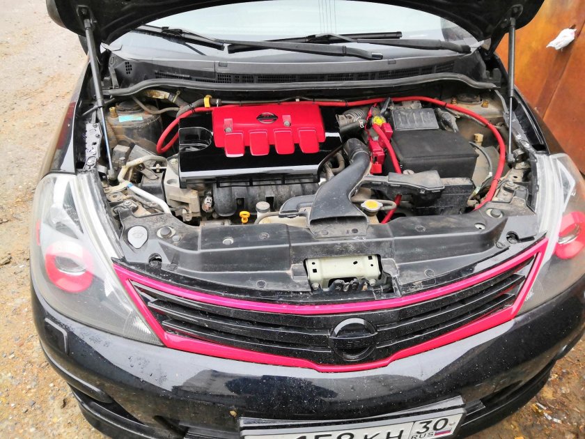 Ниссан Тиида 2008 под капотом
