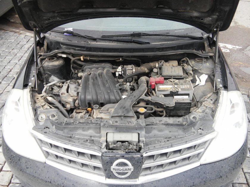 Подкапотное пространство Nissan Tiida
