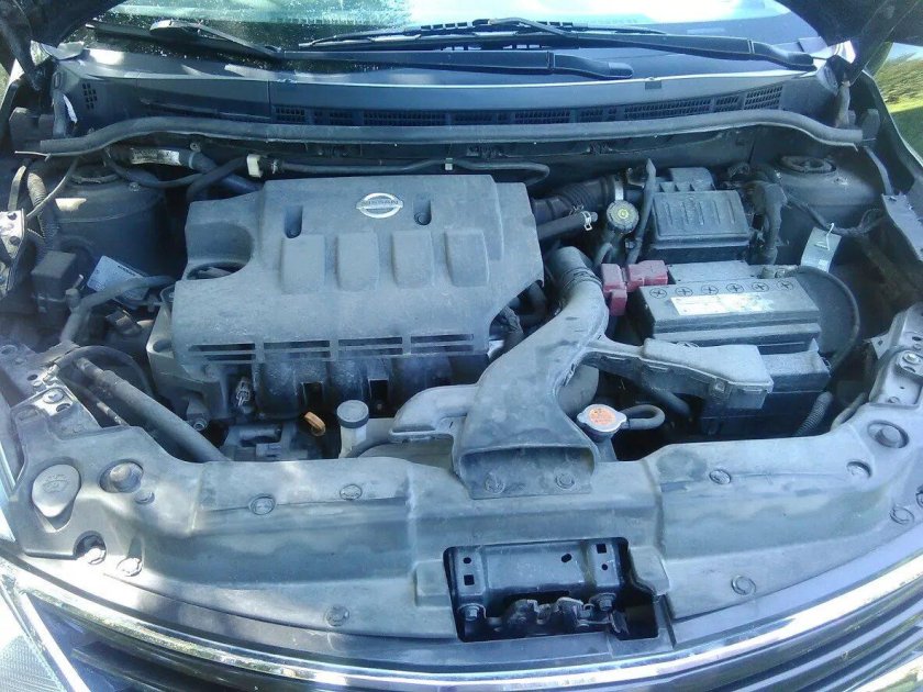 Подкапотка Ниссан Тиида