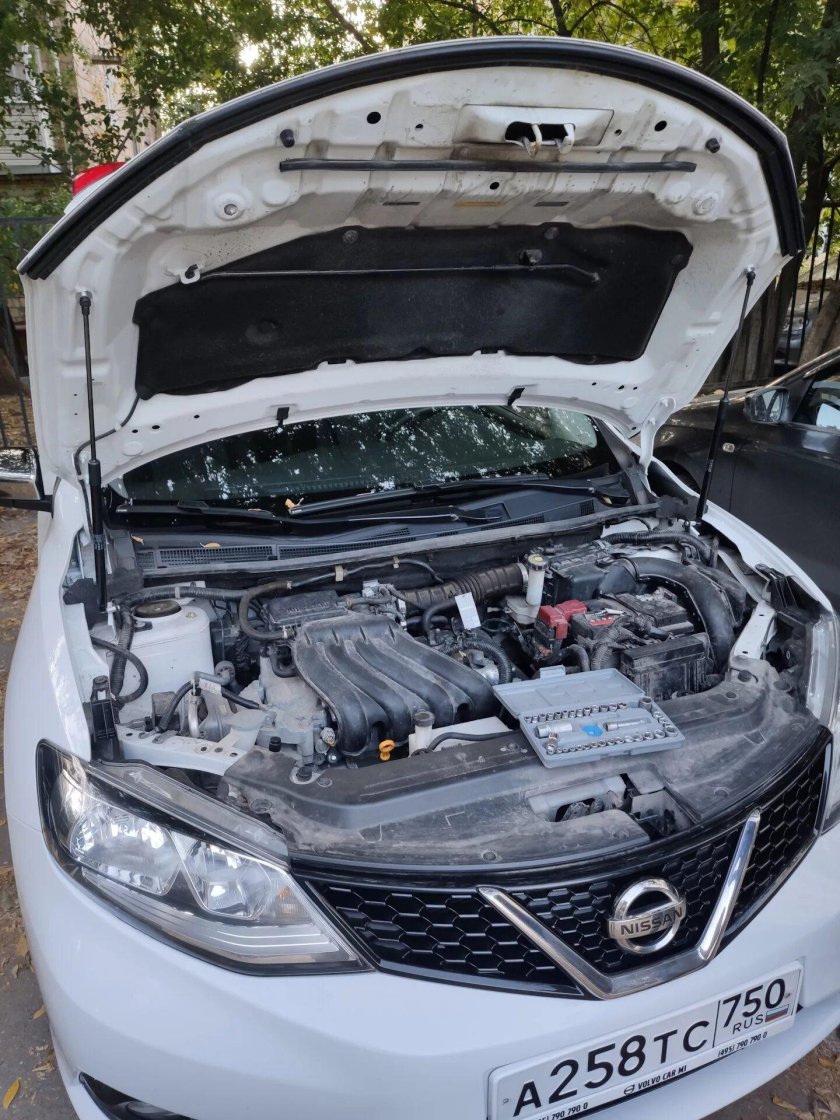 Ниссан Тиида открытый капот