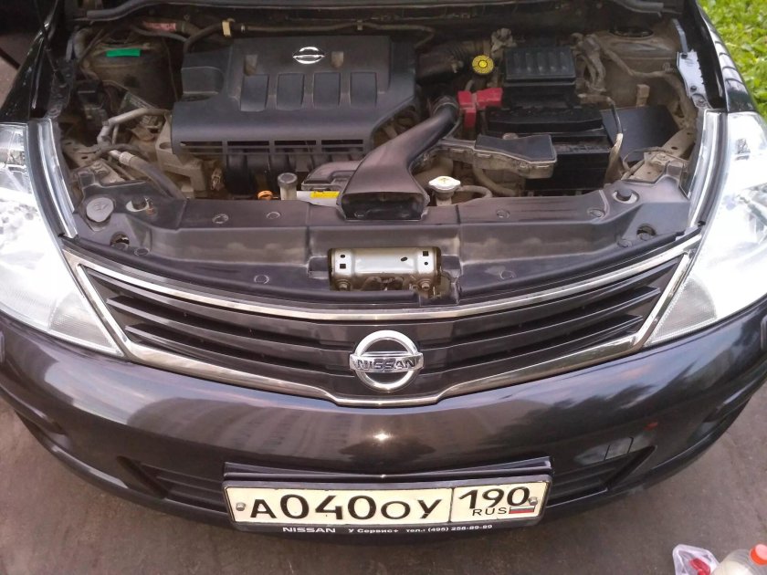 Nissan Tiida 2011 под капотом