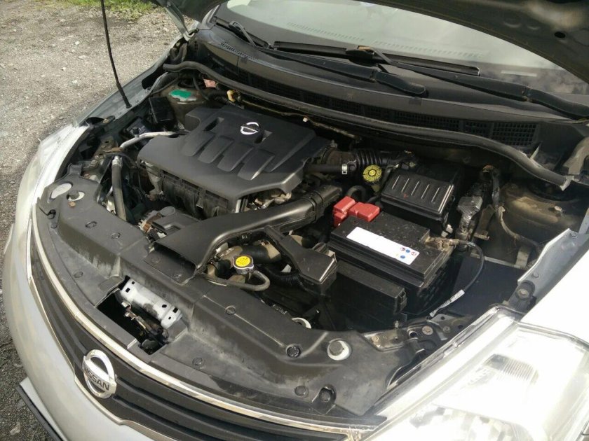 Ниссан Тиида 2008 моторный отсек