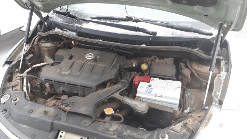 Ниссан Тиида 2008 моторный отсек