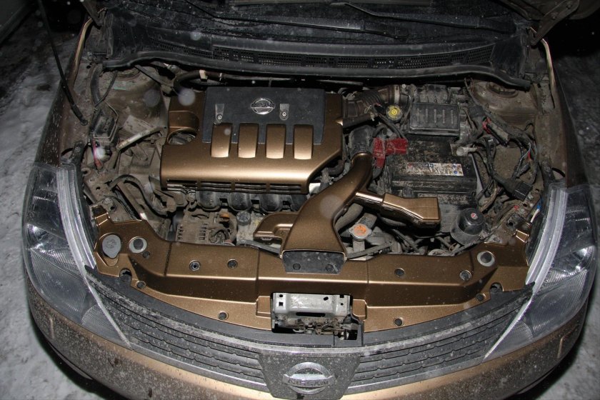 Тиида подкапотное пространство