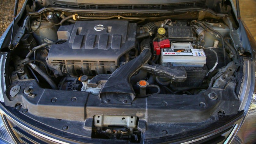 Подкапотное пространство Ниссан Тиида 2008