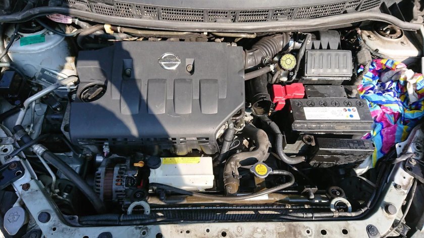 Подкапотное пространство Nissan Tiida