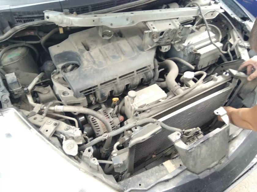 Ниссан Тиида 2007 под капотом