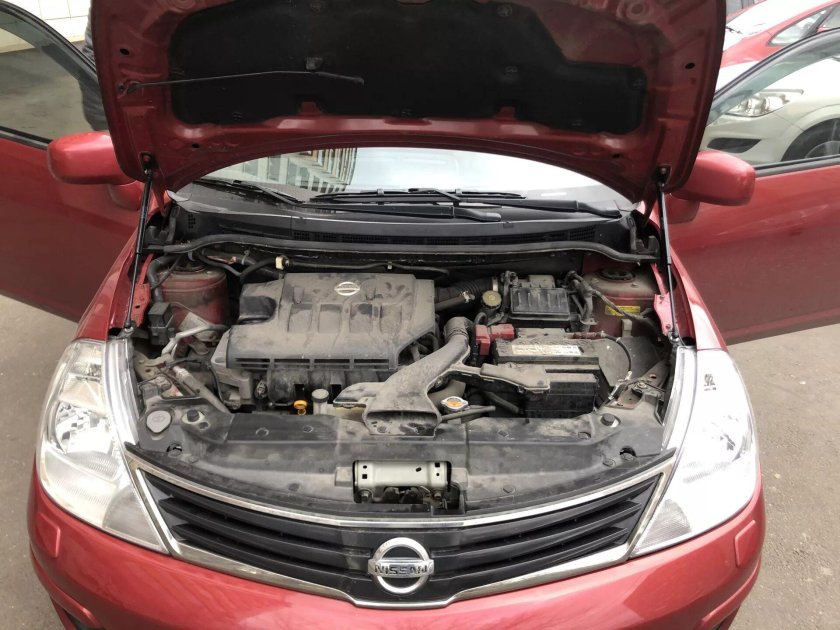 Ниссан Тиида 2007 под капотом