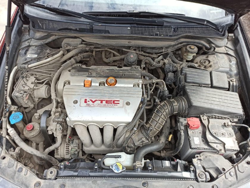 Подкапотное пространство Хонда Аккорд 7